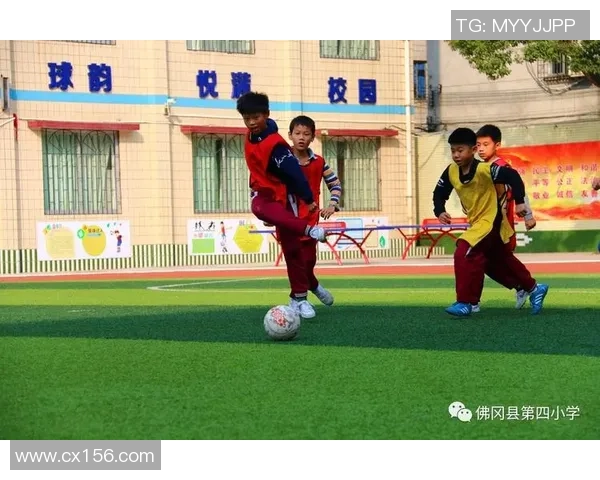 小男孩在阳光下追逐梦想踢足球的快乐与成长之旅